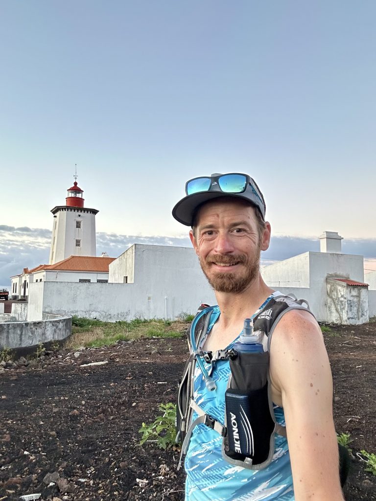 Am Leuchtturm Ponta da Ilha, Pico - Start der Pico-Island-Traverse