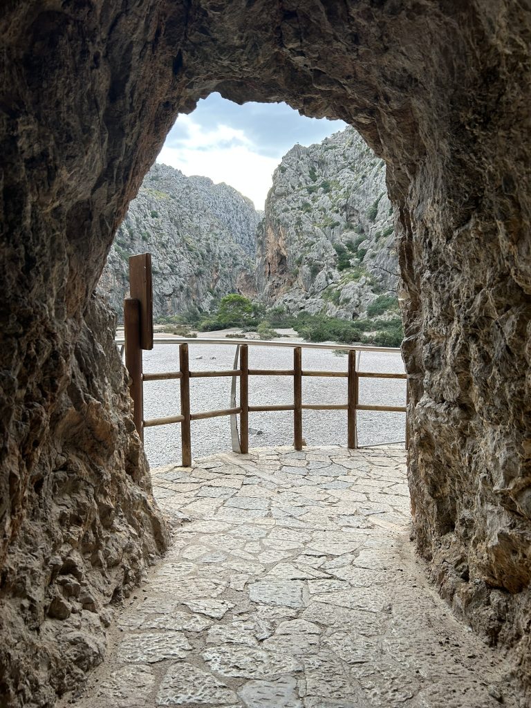 Blick durch den Tunnel auf den Mündungsbereich des Torrent de Pareis