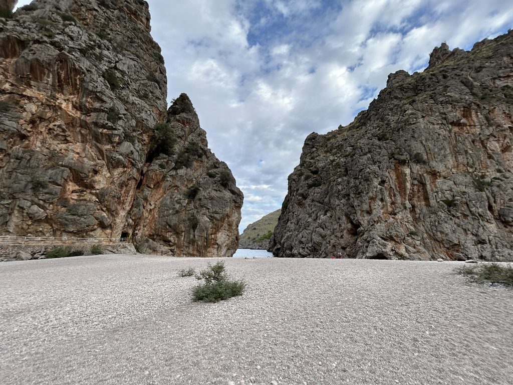 Die Felsen bilden einen schmalen Durchlass zum Meer
