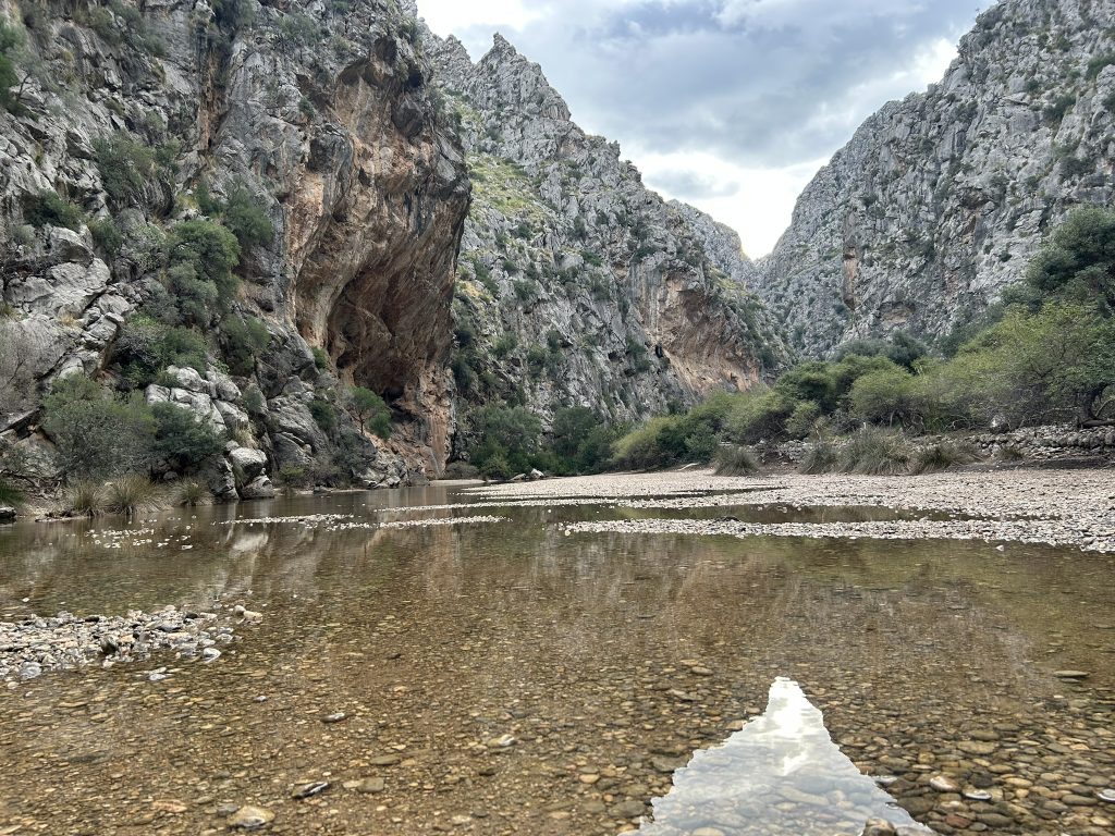 Im Einstieg zum Torrent de Pareis hat sich Wasser gesammelt