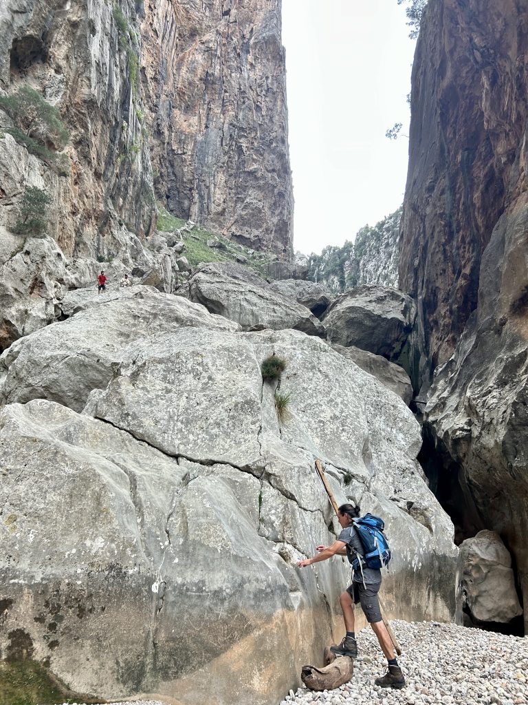 Der Weg führt über gigantische Felsen